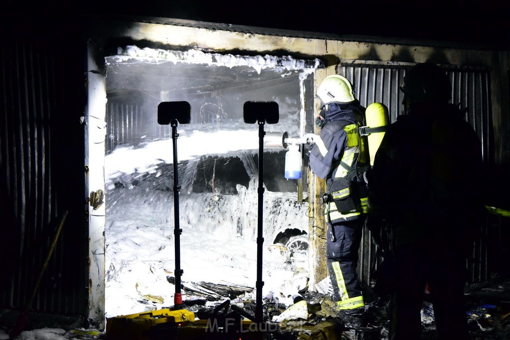 Feuer Hinterhof Garagen Koeln Hoehenberg Olpenerstr P135.JPG - Miklos Laubert